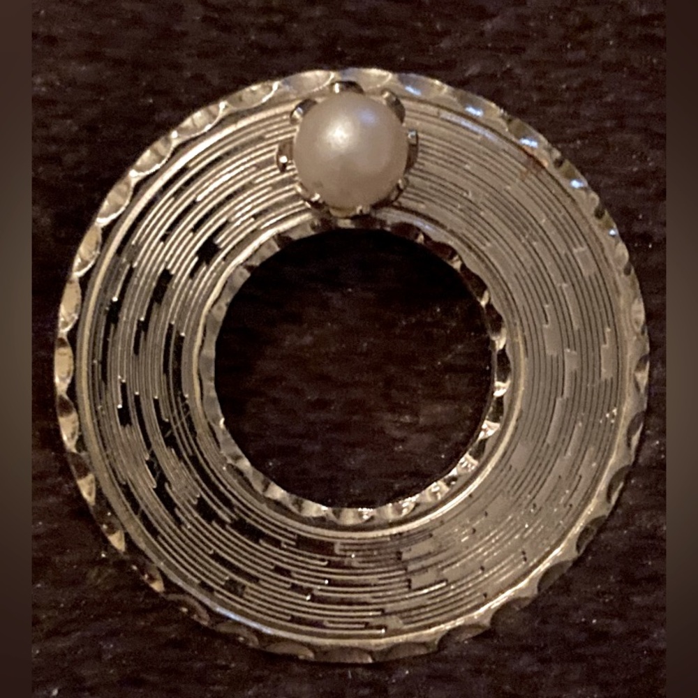 Vintage infinity circle silver tone pearl brooch.50s/60s